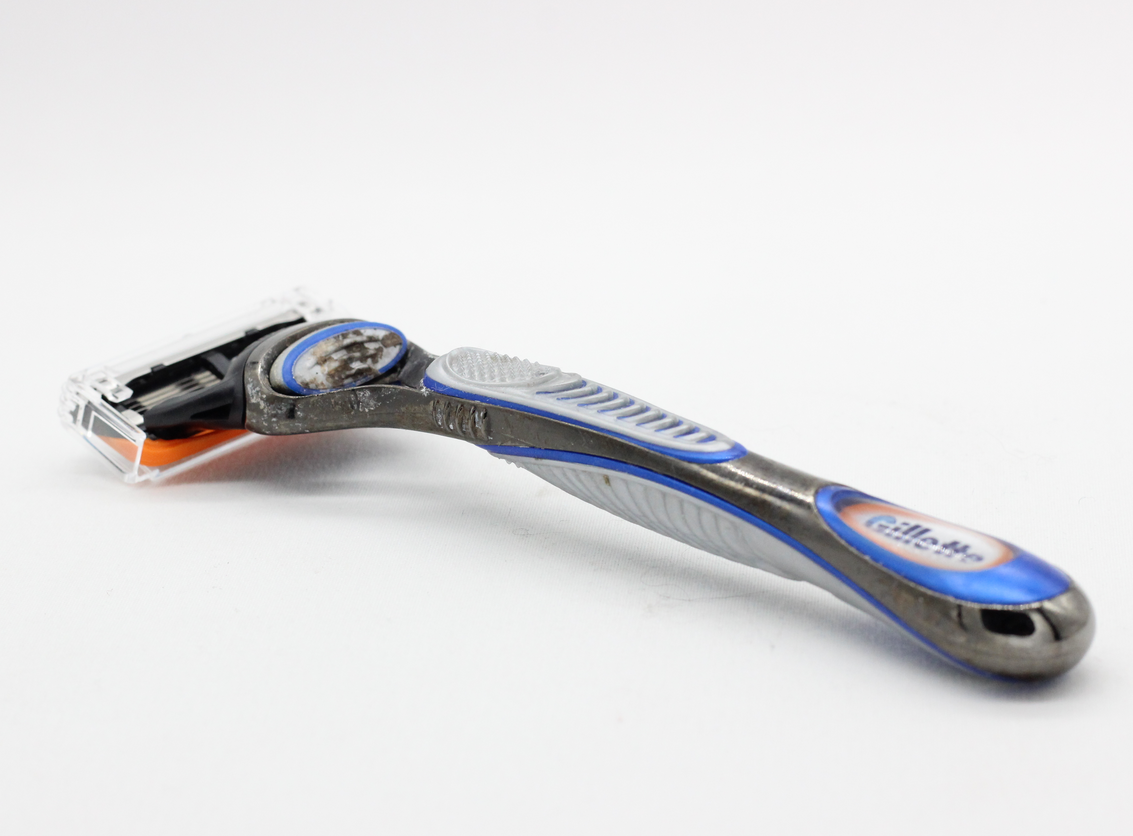 Plastic disposable cartridge razors